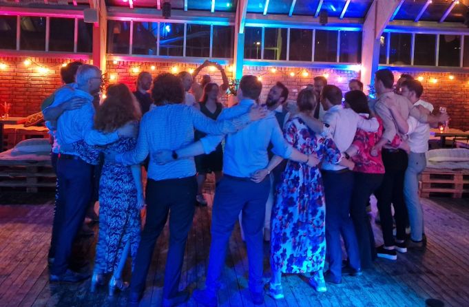 Een kring met het bruidspaar in het midden is een mooi afsluiting van een bruiloftsfeest.